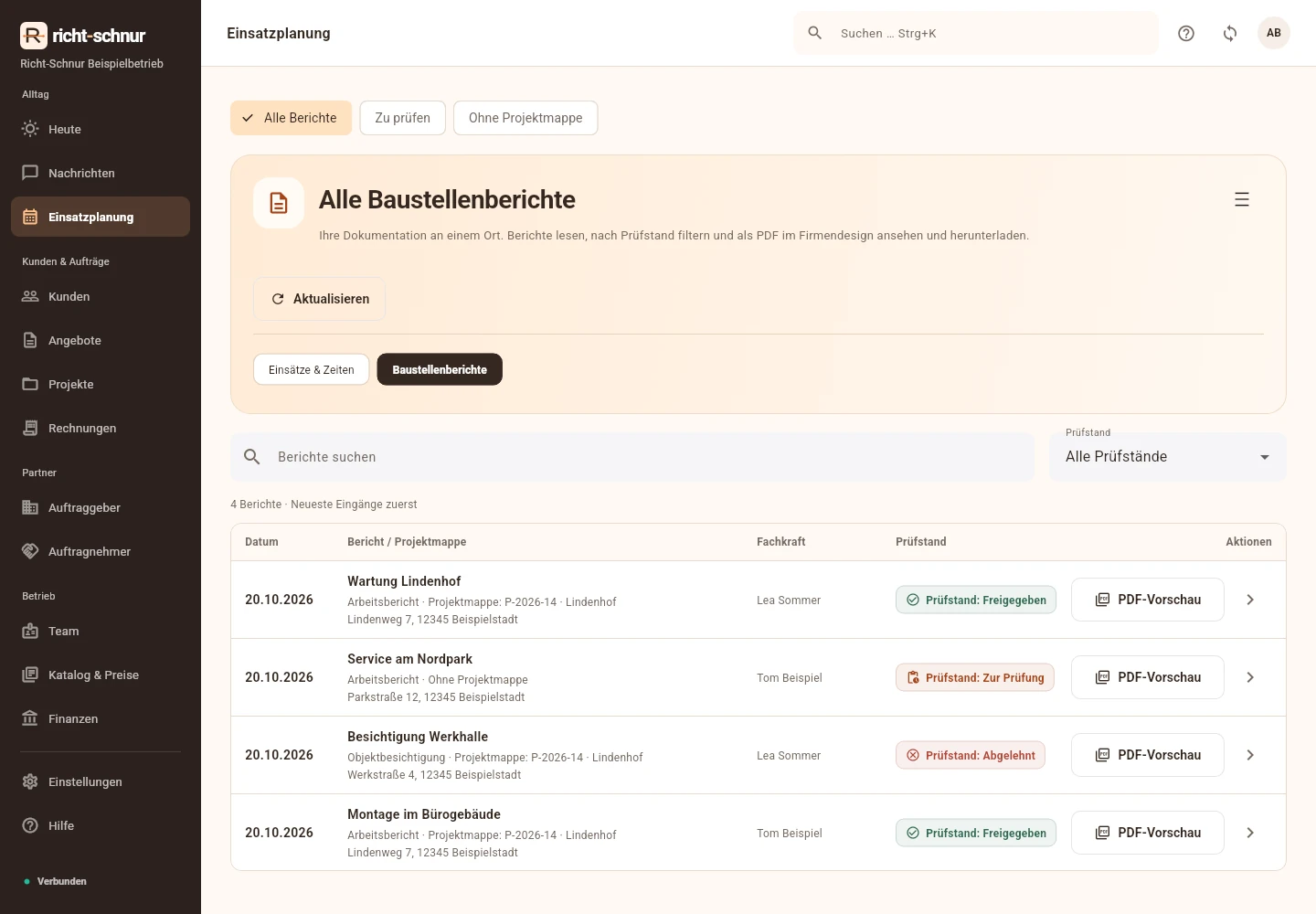 Baustellenberichte mit Prüfstand, Projektbezug und PDF-Vorschau im Büro – erfundene Beispieldaten