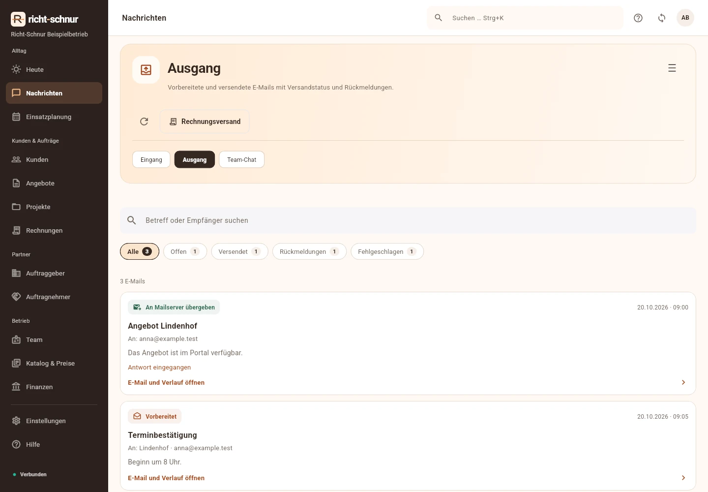 Nachrichtenbereich mit Eingang, Ausgang und Team-Chat sowie E-Mail-Status – erfundene Beispieldaten