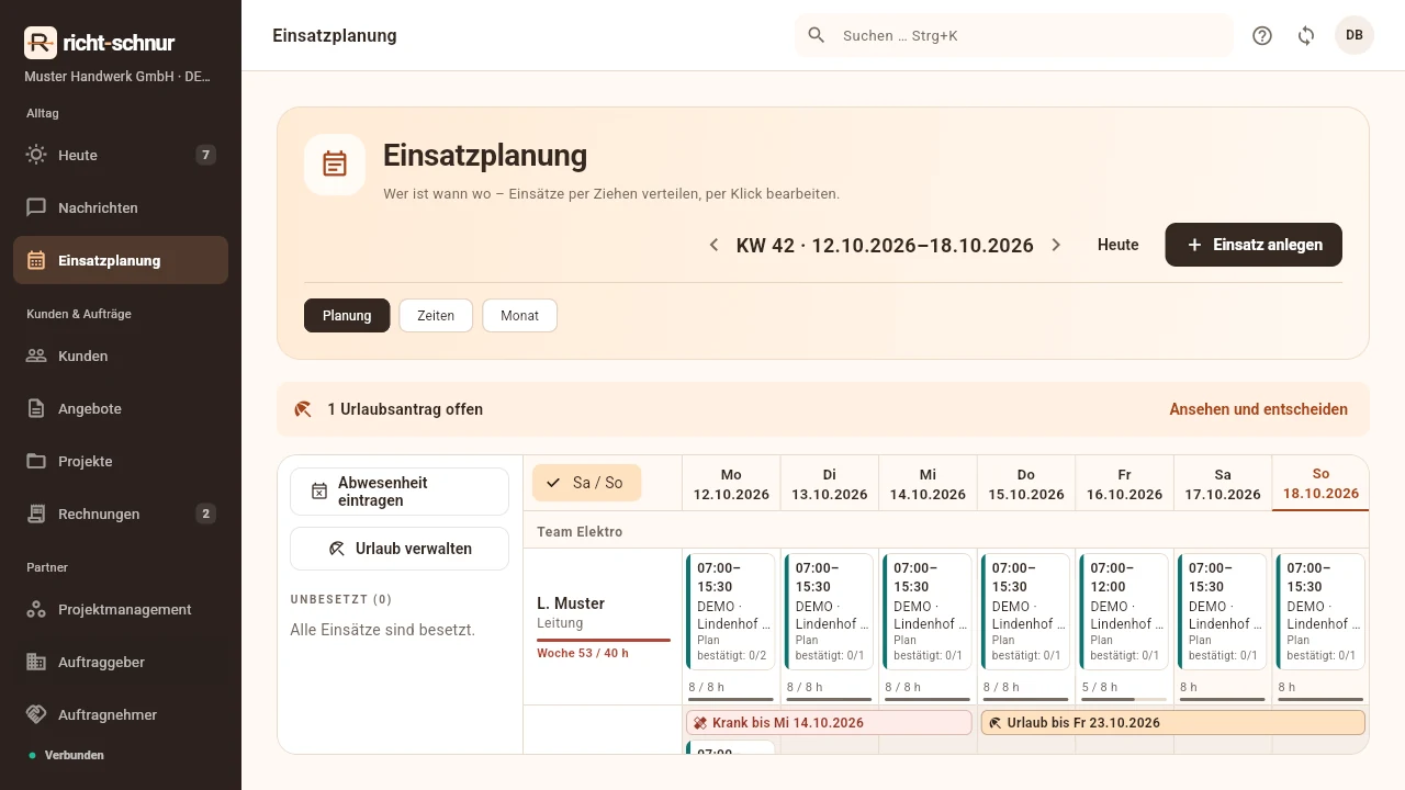 Wochenplan mit Teamleitung, Einsatzkarten, Auslastung sowie Urlaub und Krankheit – erfundene Beispieldaten