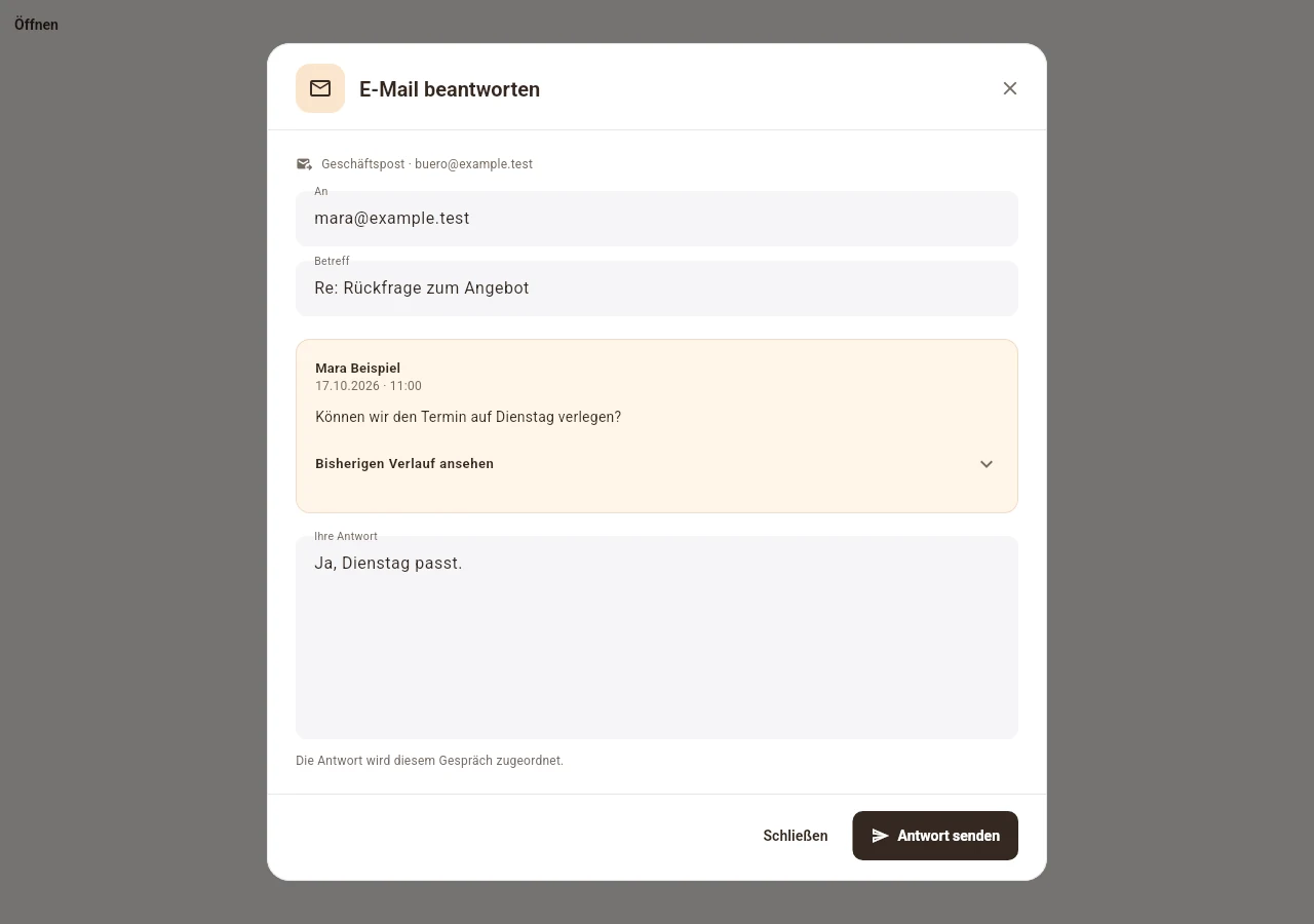 E-Mail-Antwortdialog mit Empfänger, Verlauf und erfundener Kundenrückfrage