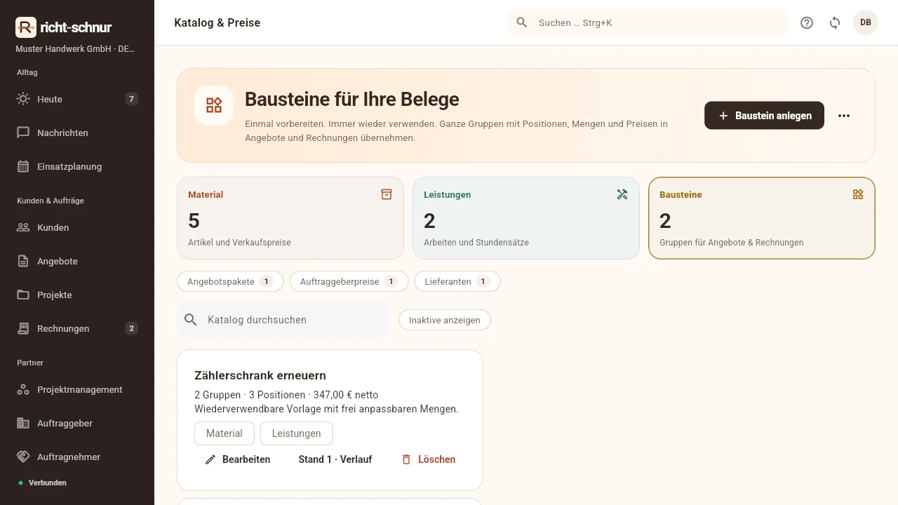 Bausteinkatalog mit wiederkehrenden Gruppen und Positionen – erfundene Beispieldaten