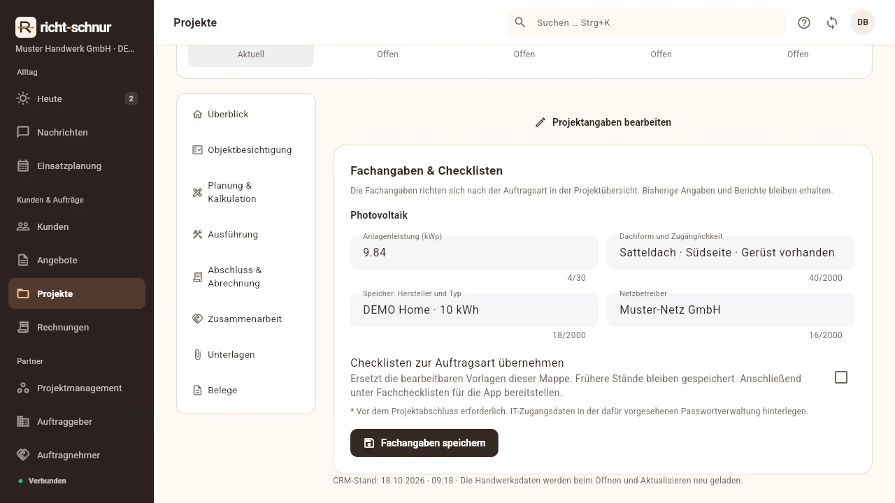 Photovoltaik-Branchenprofil in der Projektmappe mit Anlagenleistung, Dach, Speicher und Netzbetreiber – erfundene Demodaten